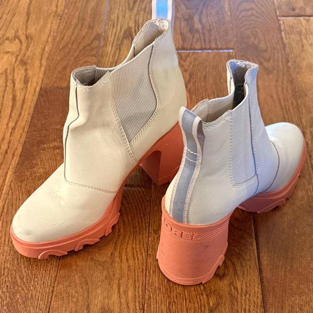 Sorel White and Pink Ankle Boots